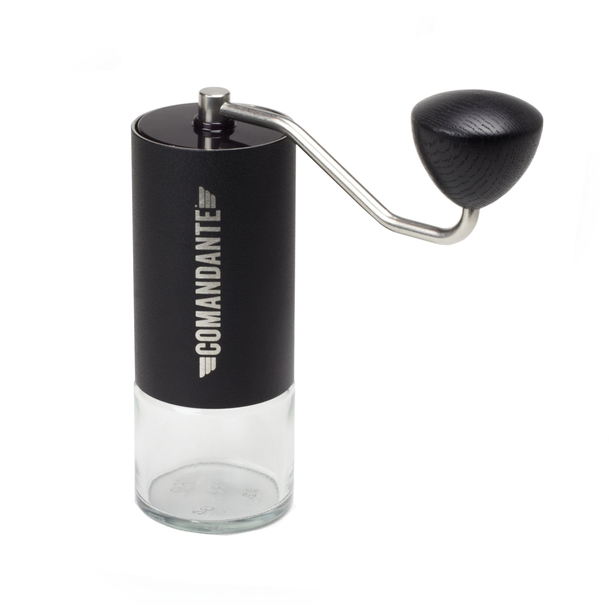Hero Shot der Comandante C40 MK 3 Nitro Blade Kaffeemühle in schwarz mit silbernem Logo und transparentem Mahlgutbehälter aus Glas.