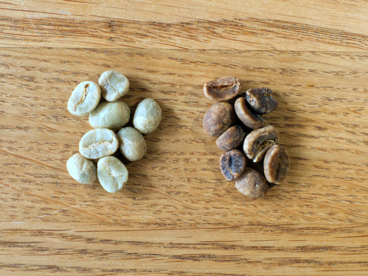 Titelbild zum Blogartikel über Entkoffeinierung von Kaffeebohnen. Auf dem Bild sind links 8 grüne Kaffeebohnen zu sehen und rechts bräunliche Bohnen, die sich durch den Entkoffeinierungsprozess verfärbt haben. In weiß liest man "Entkoffeinierung".