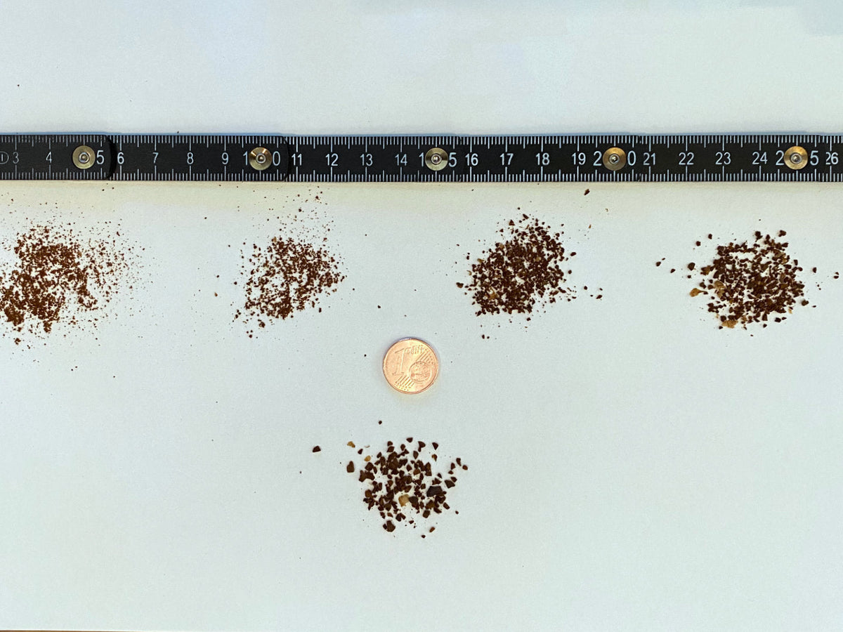 Kaffee-Mahlgrade für verschiedene Zubereitungsmethoden von fein bis grob. Zu sehen ist gemahlener Kaffee für Siebträgermaschine, Herdkanne, AeroPress, Handfilter und French Press (Stempelkanne).