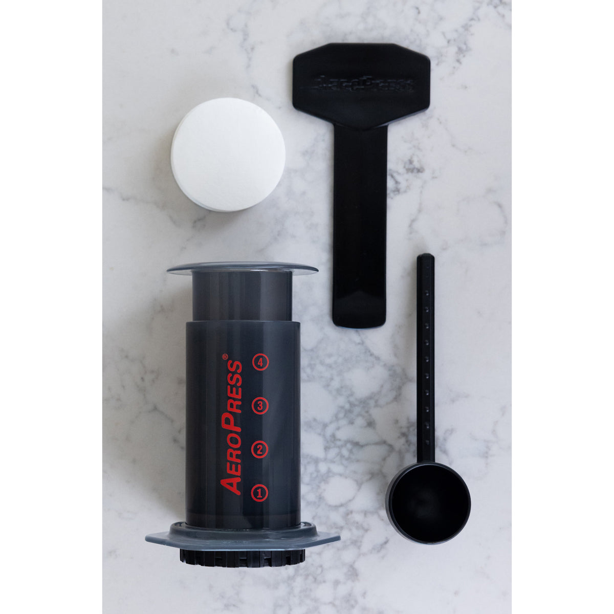 AeroPress Kaffeebereiter Edition 2023 aus Polypropylen Lieferumfang mit Dosierlöffel, Filtern und Umrührer.
